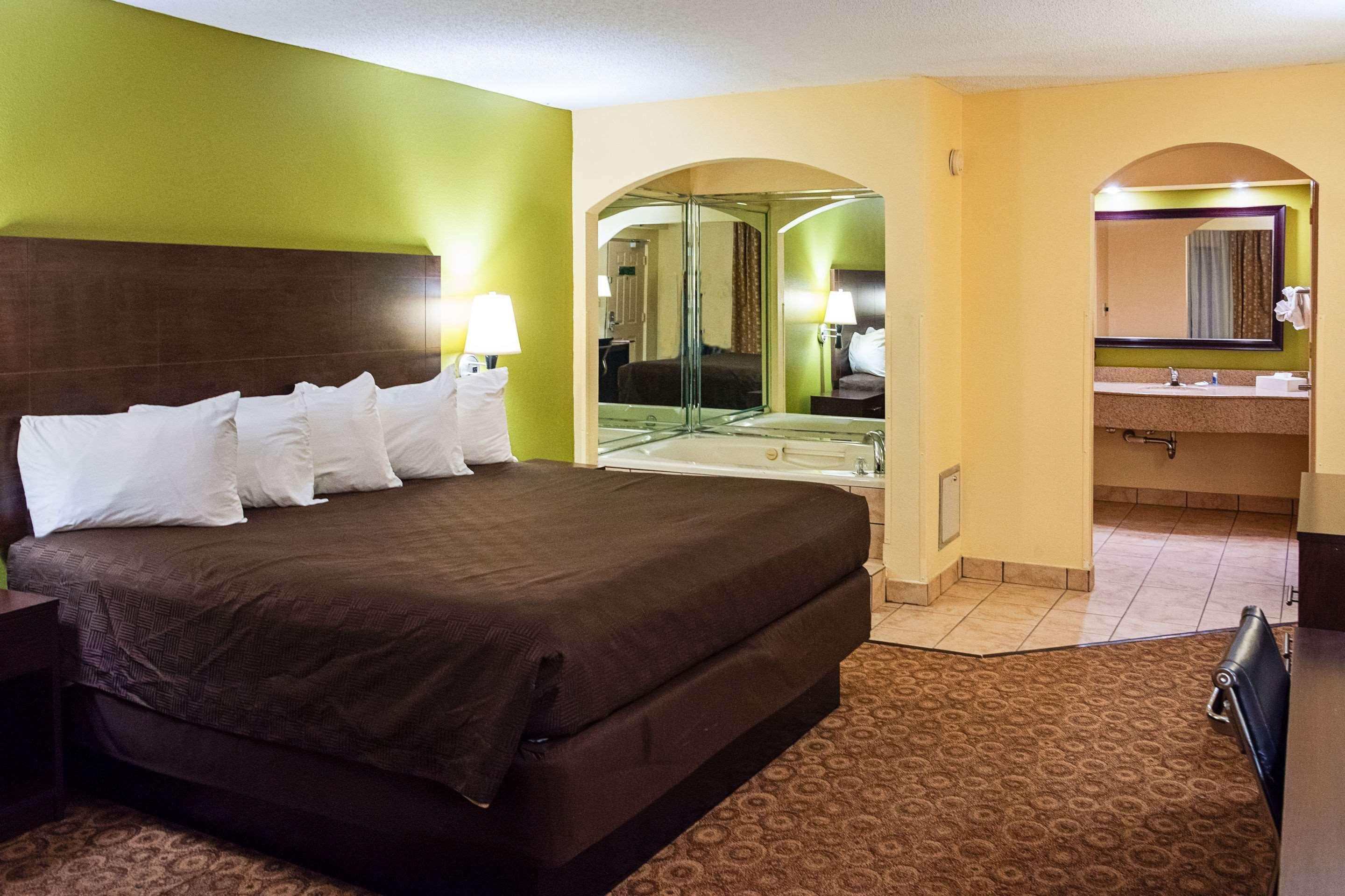 Rodeway Inn & Suites Clarksville Kültér fotó