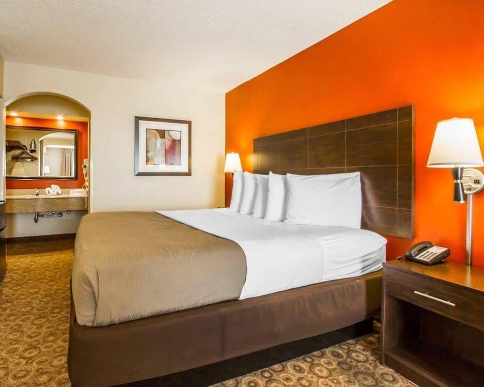 Rodeway Inn & Suites Clarksville Kültér fotó